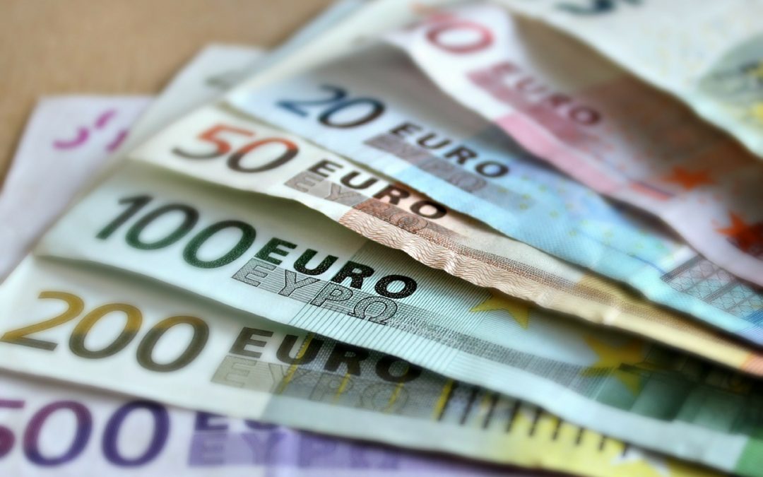 Соцмин предлагает увеличить минимальную зарплату до 703 евро