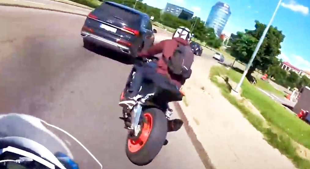 Погоня от первого лица: за мотоциклистом по Вильнюсу гнались на скорости 200 км/ч