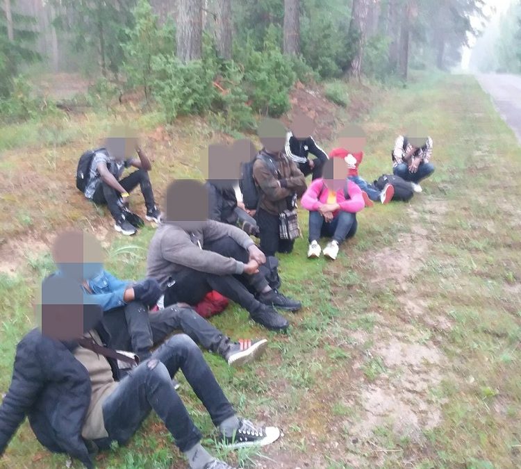 Литовские пограничники показали, как белорусские силовики силой выталкивают мигрантов