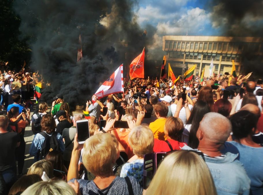 Митинг против ограничительных мер собрал не менее 10 тыс. человек