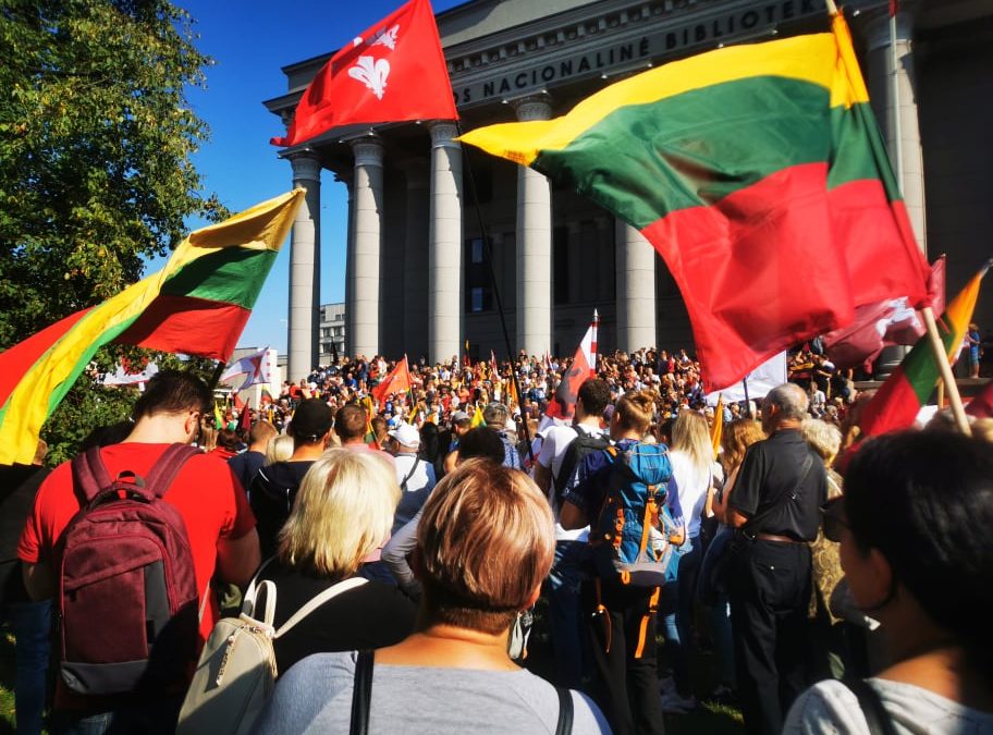 Напряжение растёт. Митингующие приблизились к Сейму, ворота пришлось закрыть (трансляция завершена)