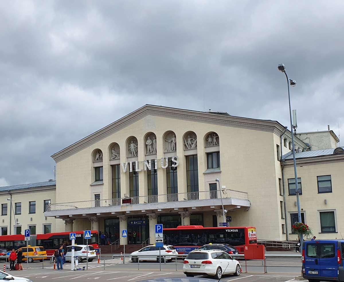 Vilnius_Airport_main_entrance
