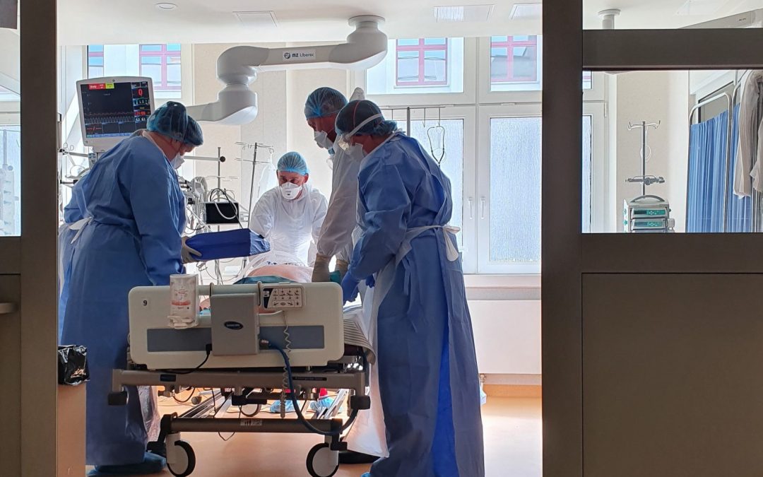 В двух крупных больницах Вильнюса из-за COVID-19 остановлена плановая госпитализация