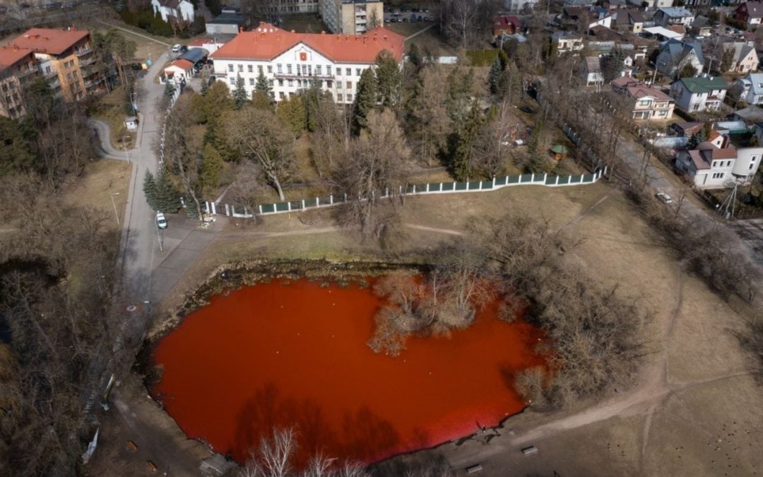 В ответ на агрессию в Украине пруд возле посольства России окрасили в красный цвет