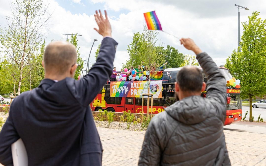 В Вильнюсе начался фестиваль Baltic Pride: в город выехал «Радужный автобус»