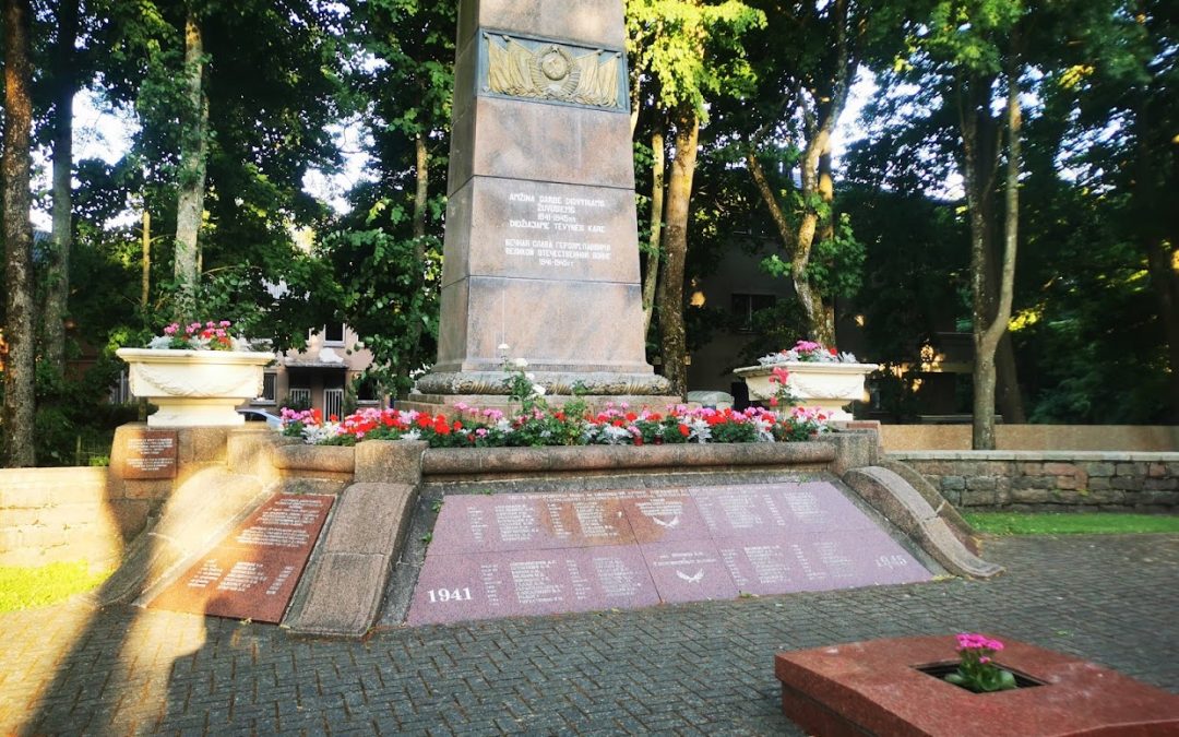 В Паланге ночью демонтировали обелиск с захоронения советских воинов