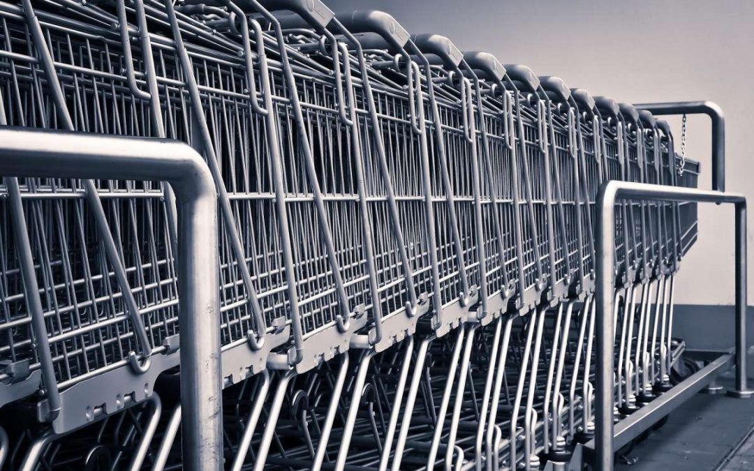 Тёплые напитки в полумраке: магазины начинают экономить электричество