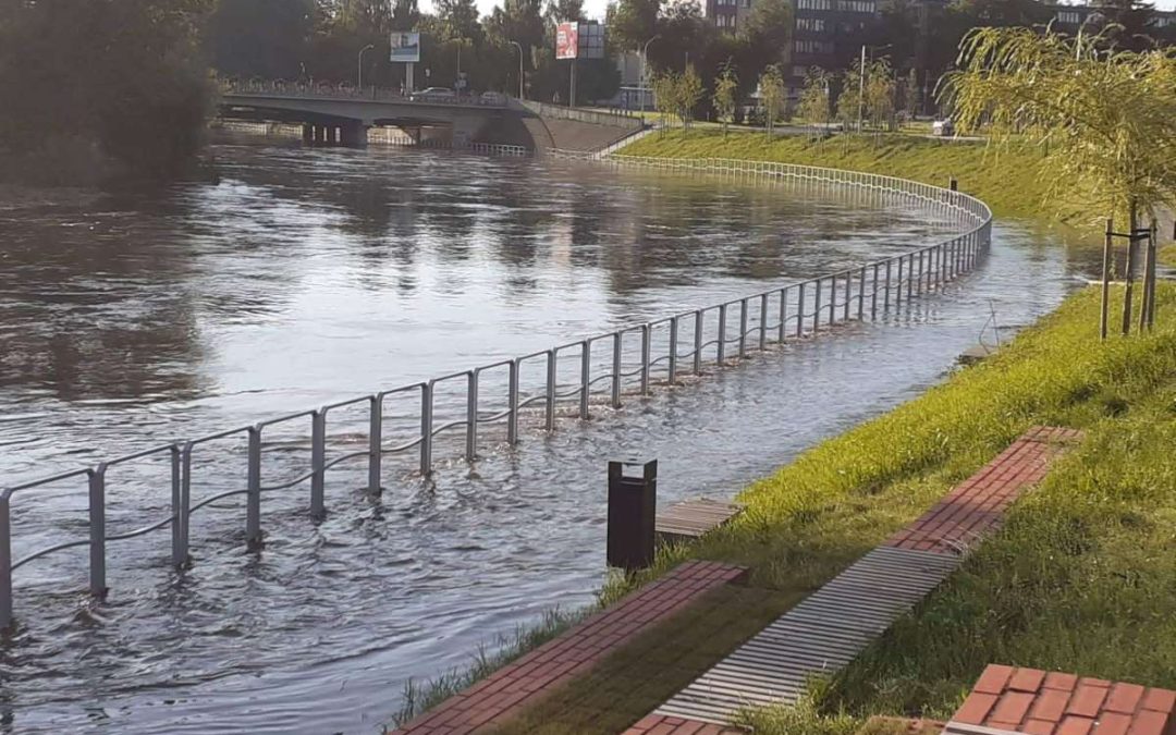Прорвавшая плотина угрожает подтопить Паневежис, не исключена массовая эвакуация