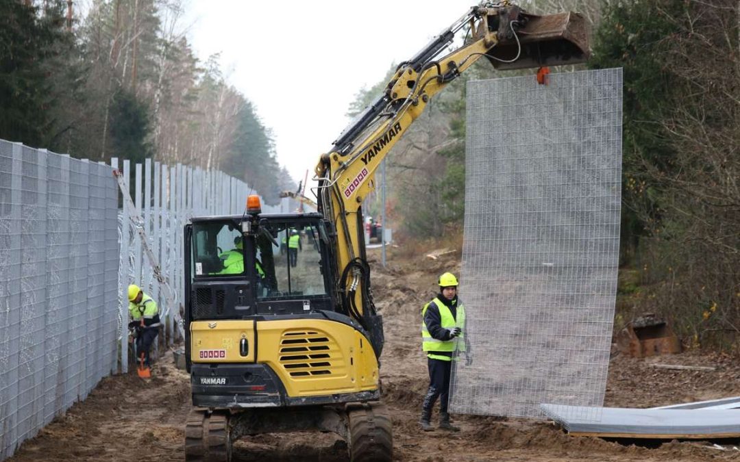 Белорусские пограничники ломают только что достроенный забор с Литвой