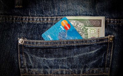 Жители Литвы реже расплачиваются банковскими картами