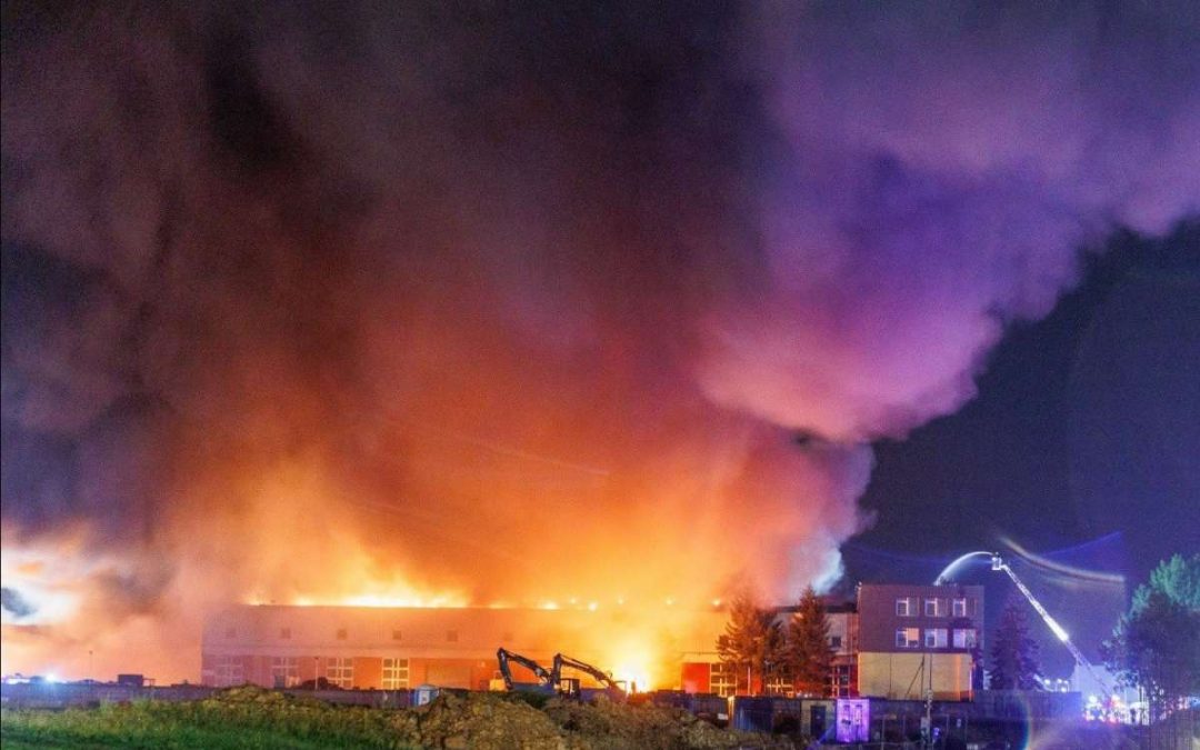 Сильный пожар на заводе по переработке опасных отходов в Каунасе тушили всю ночь
