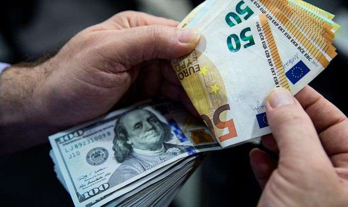 Антирекорд двадцатилетия: курс евро упал ниже доллара