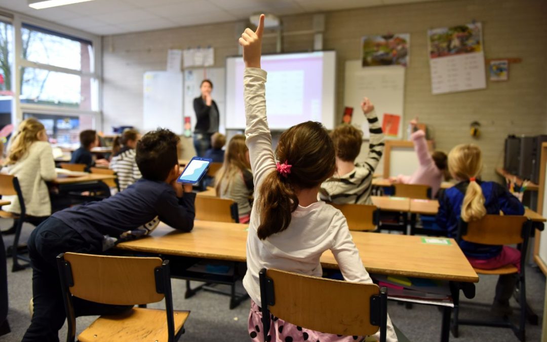 ЮНЕСКО призывает школы всего мира запретить использование смартфонов на уроках