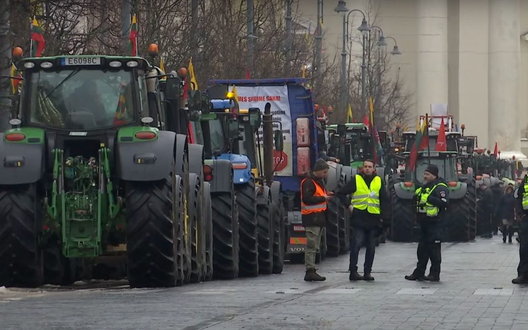 Сотни фермеров на тракторах на трое суток перекрыли центр Вильнюса 