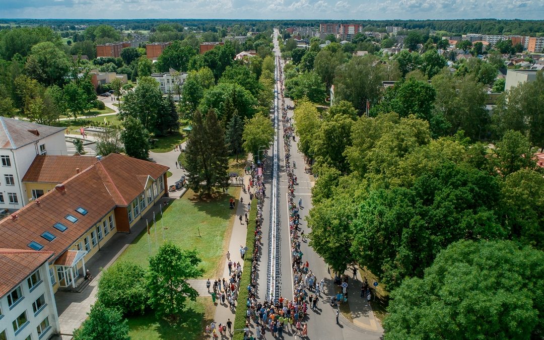 В «Культурной столице Литвы-2024» — самый длинный стол с куриными блюдами