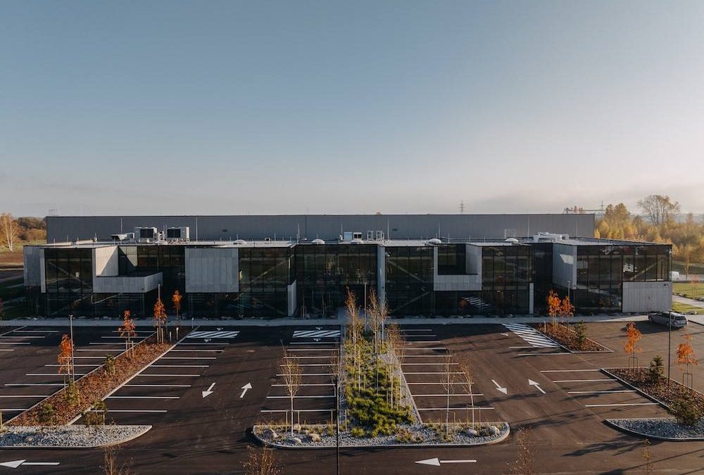 Klaipėdos terminalo grupė открыла первое в Литве офисное здание из дерева