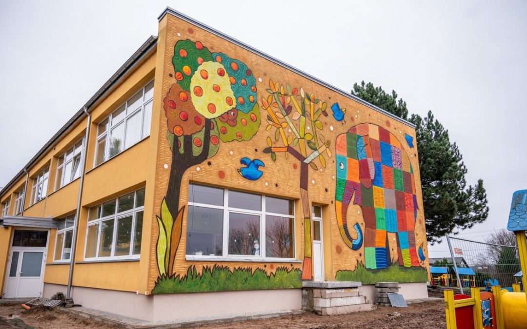 На стене детского сада Žilvitis в Каунасе появился разноцветный слон