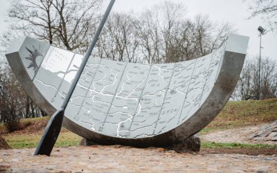 В Каунасе – новая скульптура из гранита и бронзы Saulės laivas («Солнечный корабль»)